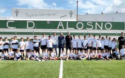 Alosno culmina con éxito su campus de fútbol de la mano de todo un campeón del mundo