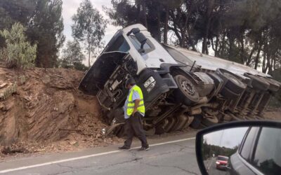 Ileso el conductor de un camión volcado en la N-435 a su paso por Valverde