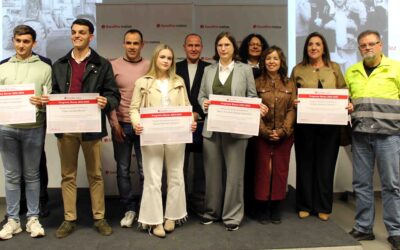Andrea Romero, de El Cerro; y Sarah Sánchez, de Calañas, beneficiarios de las becas de Sandfire MATSA