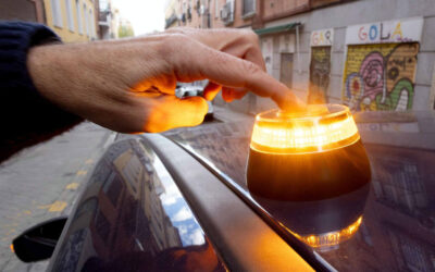 La baliza, nueva compañera de viaje: ¿cómo debes actuar en caso de emergencia en carretera?